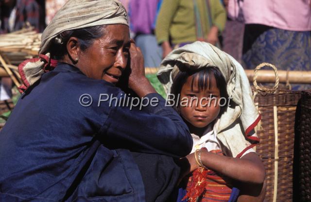 birmanie 16.JPG - Femme Shan et son enfantMarche de Nyaungshwe (Yaunghwe)Lac InleBirmanie (Myanmar)